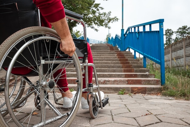 Foto primer plano de piernas en silla de ruedas. la niña está discapacitada. el concepto de silla de ruedas, persona discapacitada, vida plena, paralizada, persona discapacitada, atención médica.