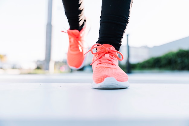 Primer plano, piernas, en, zapatillas de deporte