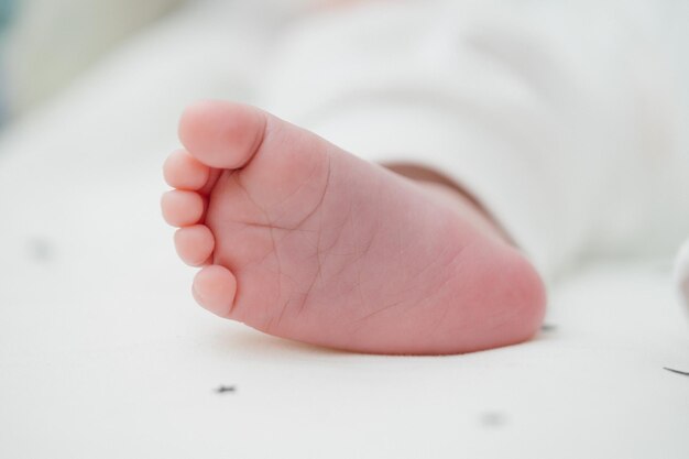 Foto primer plano de los pies del bebé en la cama