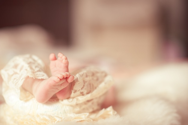 Foto primer plano de pies de bebé en la cama