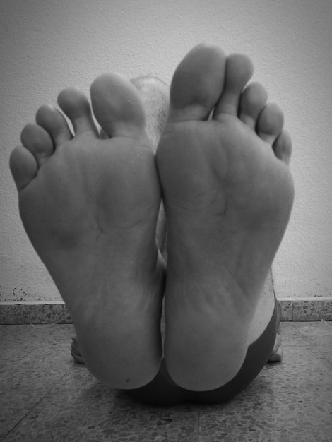 Foto primer plano de los pies del bebé