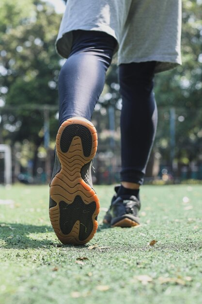 Foto primer plano de los pies de un hombre antes de correr