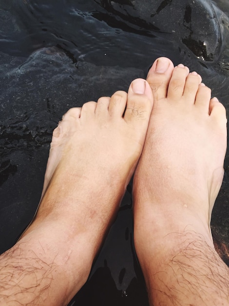 Foto primer plano de los pies humanos