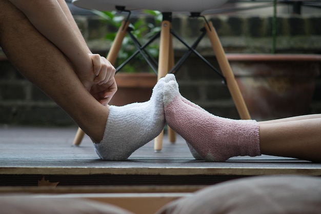 Primer plano de los pies que se tocan