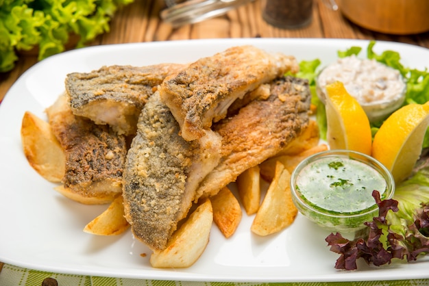 Primer plano de una pieza de bacalao roto en dos piezas