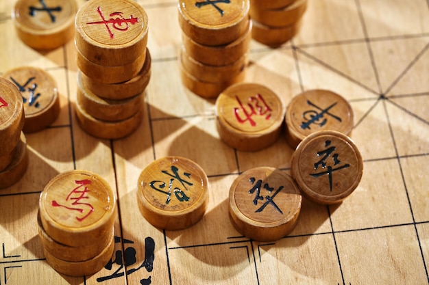 Primer plano de piezas de ajedrez chinas en el tablero de ajedrez