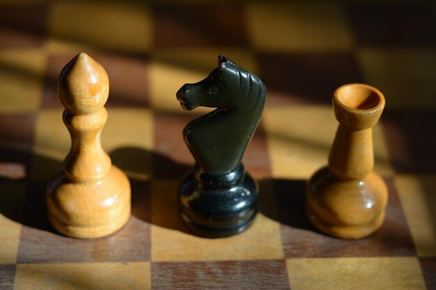 Primer plano de las piezas de ajedrez