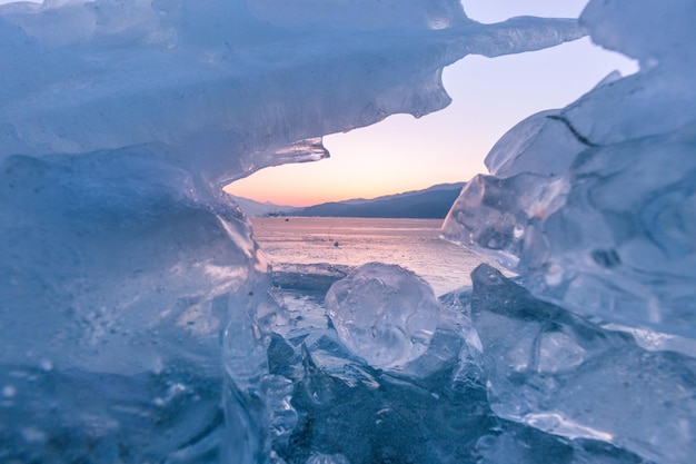 Primer plano de piezas de glaciar contra el mar