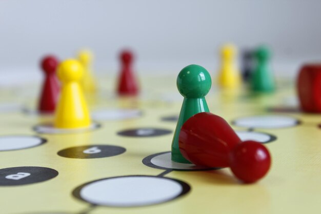 Foto primer plano de las piezas del juego en ludo