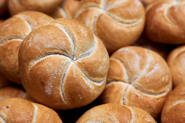 Un primer plano de una pila de bollos caseros frescos