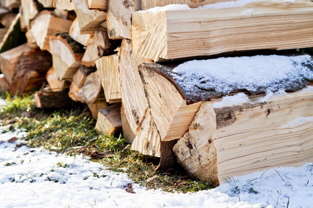 Primer plano de una pila de leña durante el invierno