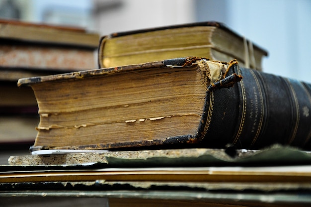 Foto primer plano de una pila de libros viejos