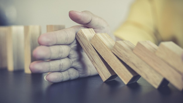 Foto primer plano de la pila de mesa sostenida por la mano