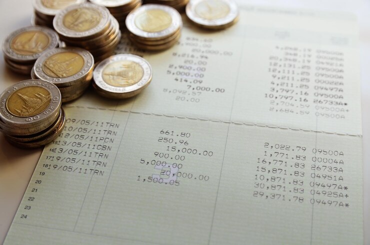 Foto primer plano de la pila de monedas en el libro de banco