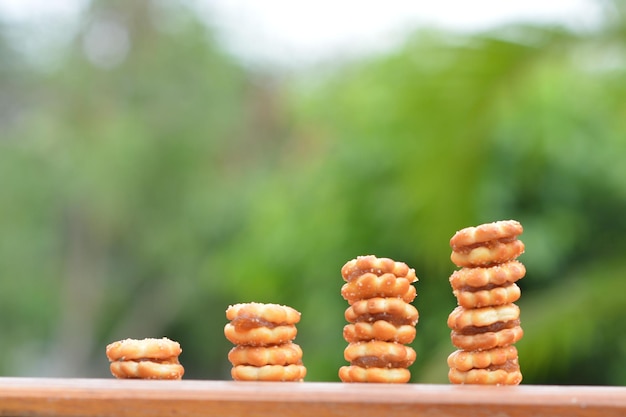 Foto primer plano de una pila de pan en la bandeja