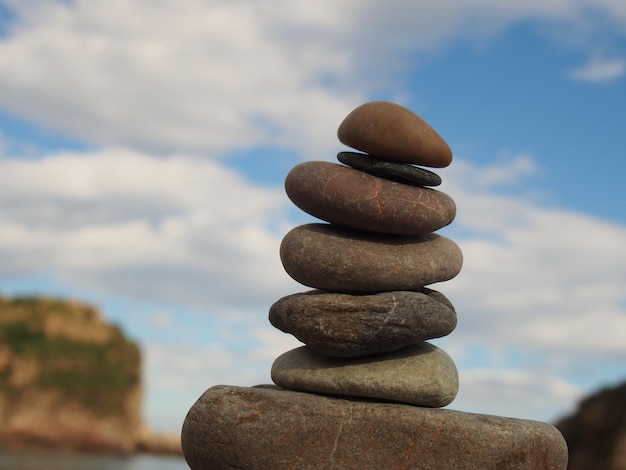 Primer plano de una pila de piedras en la playa