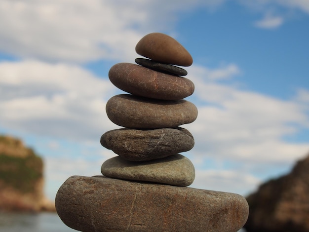 Primer plano de una pila de piedras en la playa