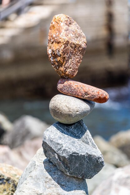 Foto primer plano de una pila de piedras en la roca