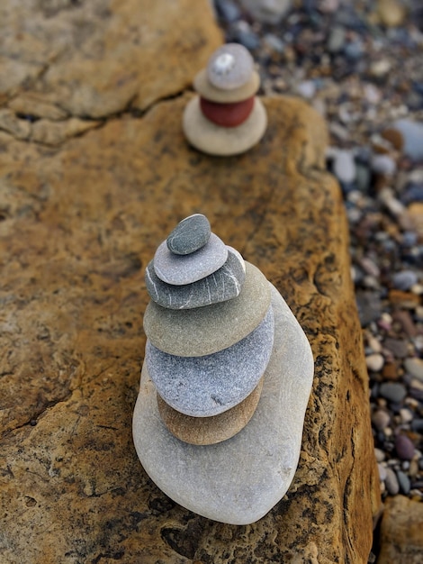 Foto primer plano de una pila de piedras en la roca