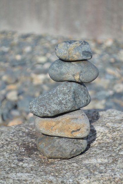 Foto primer plano de una pila de piedras en la roca