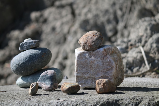 Foto primer plano de una pila de piedras en la roca