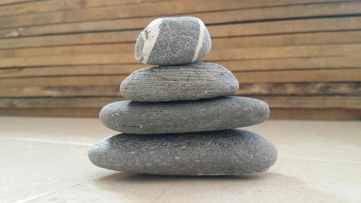Foto primer plano de una pila de piedras sobre guijarros