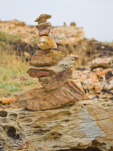 Foto primer plano de una pila de rocas