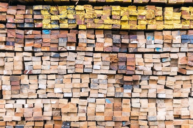 Primer plano de la pila de tableros de madera