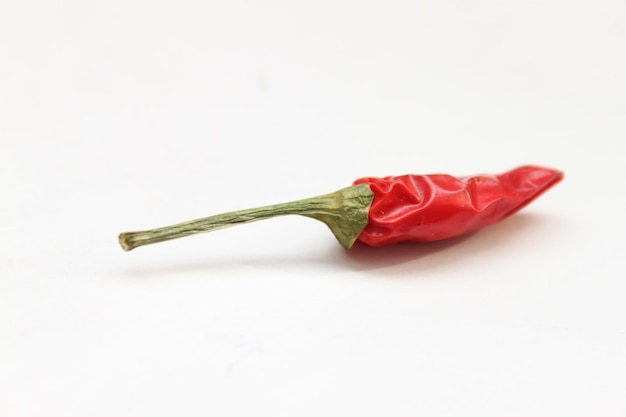 Primer plano de pimienta roja contra un fondo blanco