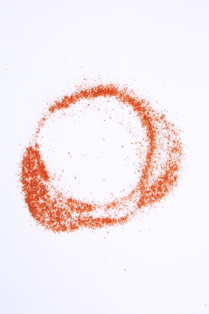 Primer plano de pimienta roja molida sobre un fondo blanco