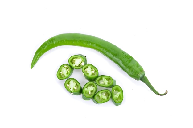 Primer plano de pimienta verde contra un fondo blanco