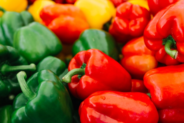 Foto primer plano de pimiento verde y rojo