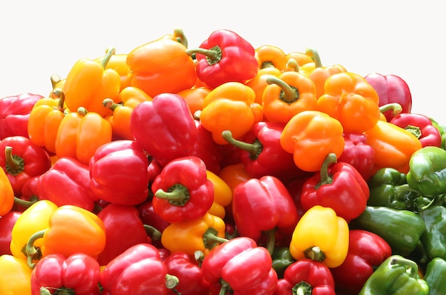 Primer plano de pimientos coloridos contra un fondo blanco