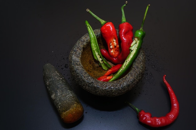 Foto primer plano de pimientos rojos contra un fondo negro