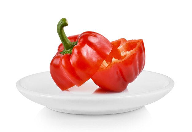 Primer plano de pimientos rojos en un cuenco contra un fondo blanco
