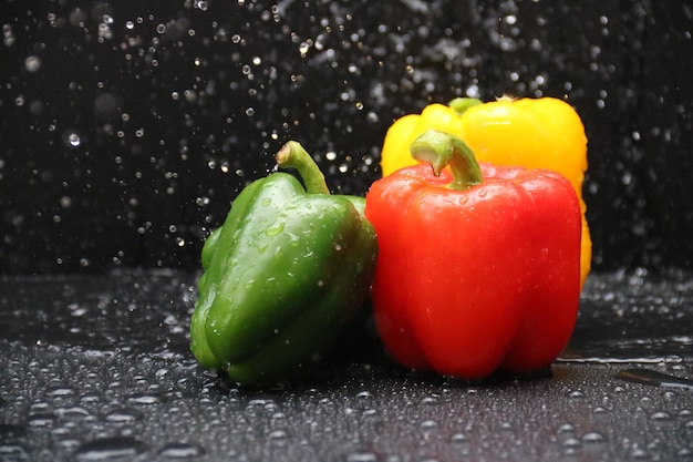 Foto primer plano de los pimientos rojos húmedos