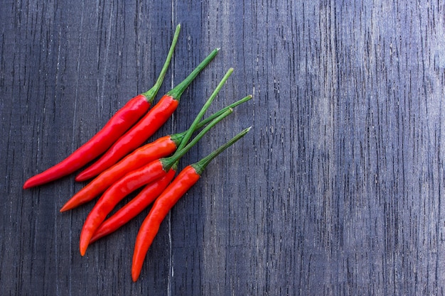 Foto primer plano de los pimientos rojos en la mesa