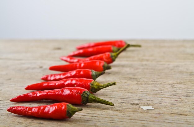 Primer plano de los pimientos rojos en la mesa