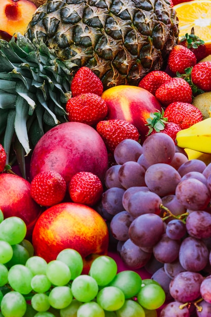 Foto primer plano de piña; fresa; uvas y manzana