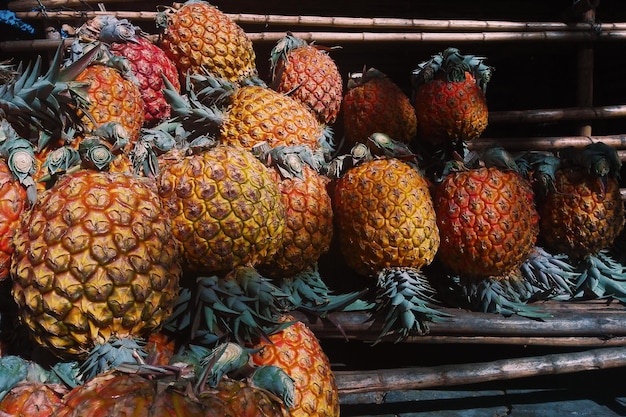 Foto primer plano de las piñas para la venta en el puesto del mercado