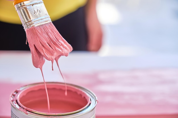 Foto primer plano de pincel sumergido en pintura rosa