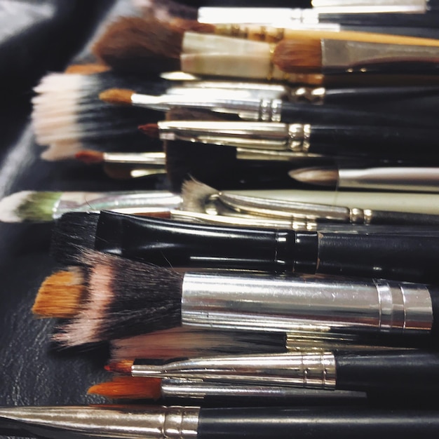 Primer plano de los pinceles de maquillaje en la mesa