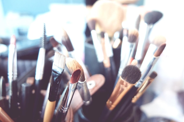 Un primer plano de los pinceles de maquillaje