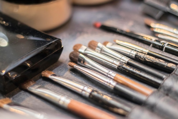 Un primer plano de los pinceles de maquillaje