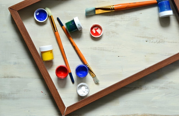 Primer plano de los pinceles en la mesa