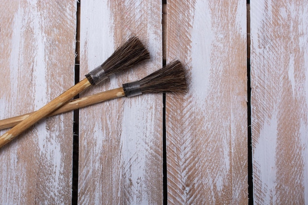 Foto primer plano de pinceles en una pared de madera