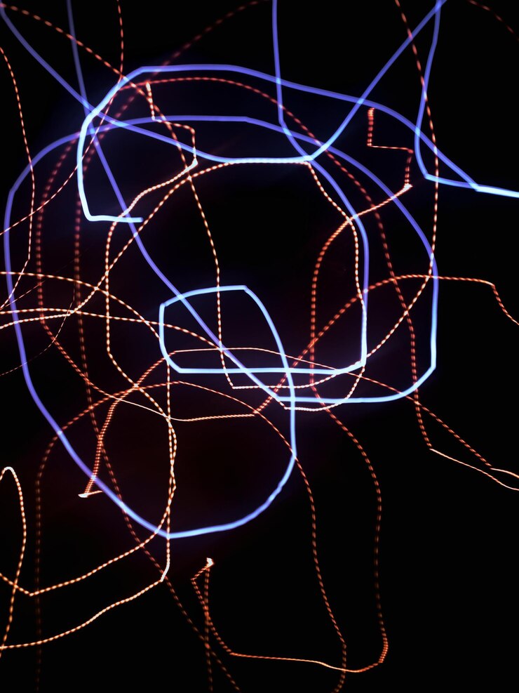 Foto primer plano de una pintura de luz colorida contra un fondo negro