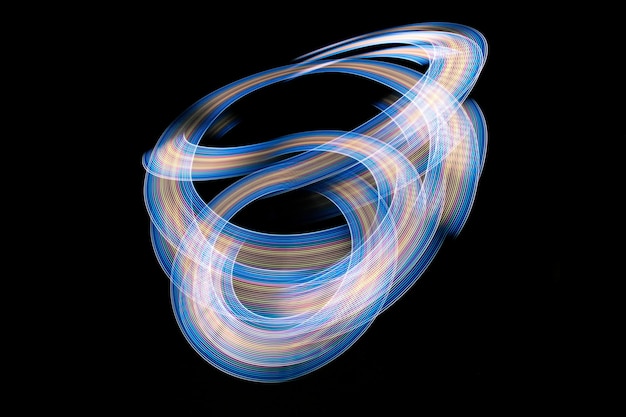 Primer plano de una pintura de luz contra un fondo negro