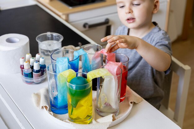 Primer plano de la pintura de la niña