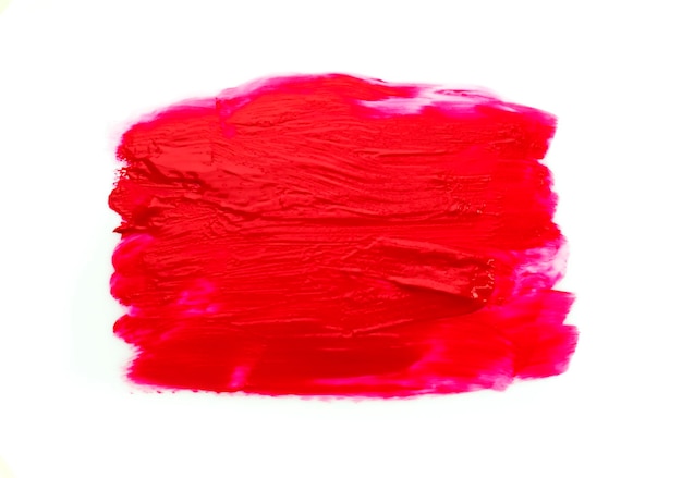 Primer plano de una pintura rosada contra un fondo blanco